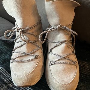 Light tan Suede Timberland boots size 7.5 women’s